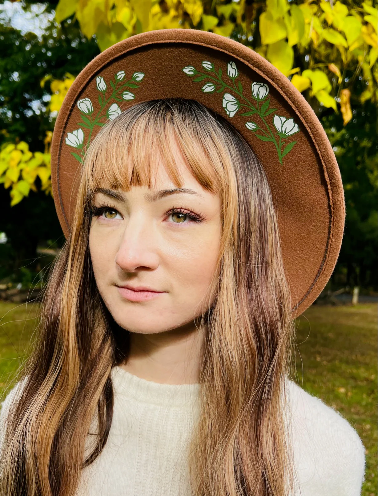Vegan Felt Hat - Wide Brim - White Floral - Image 2