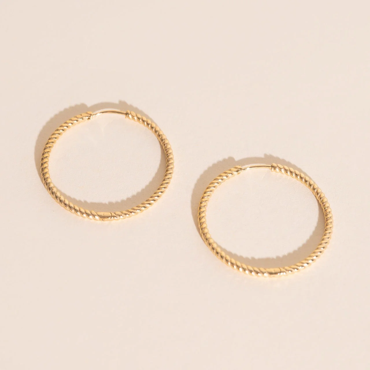 Lasso Rope Rounded Huggie Hoop Earrings - Image 18