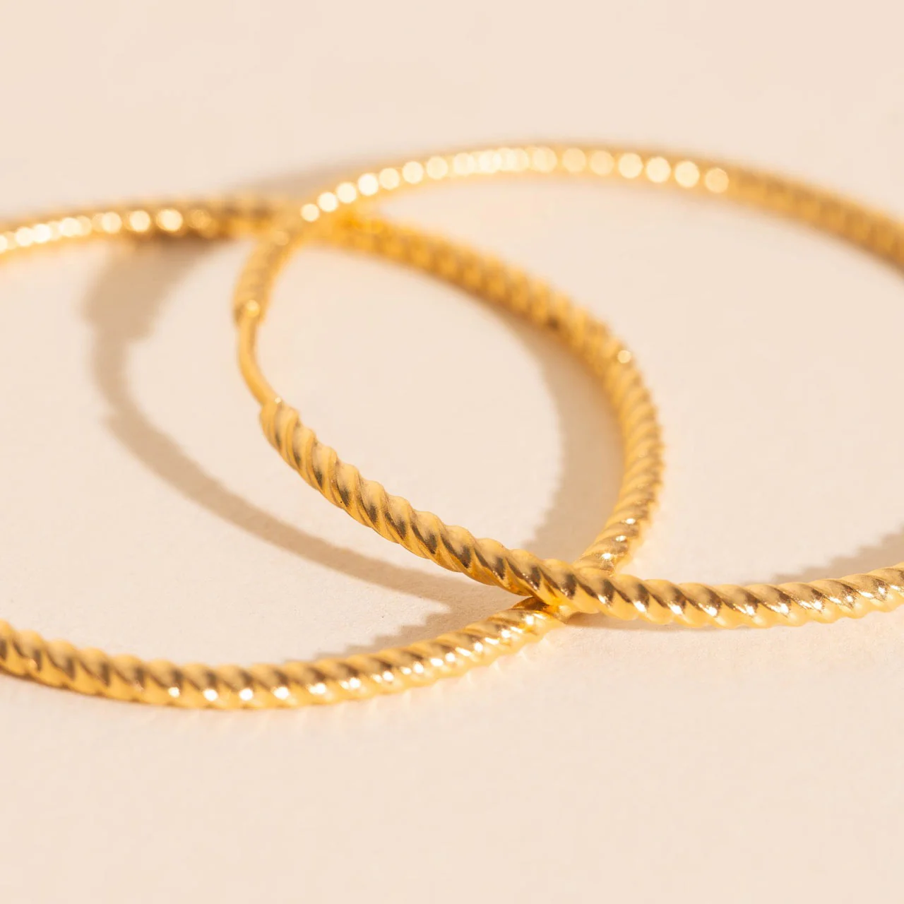 Lasso Rope Rounded Huggie Hoop Earrings - Image 6