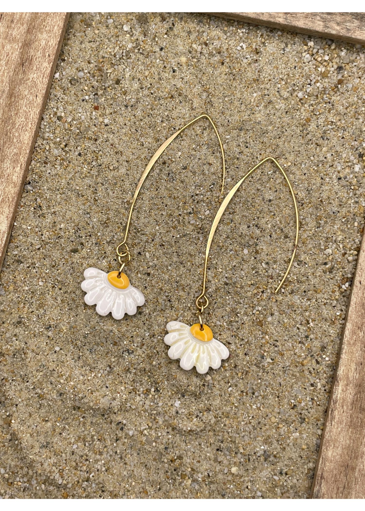 Spring Fling White Daisy Earrings - Image 3