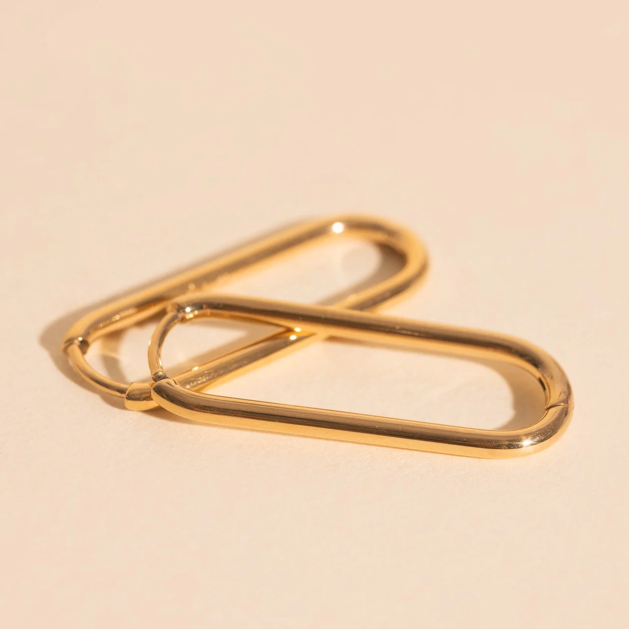 Thinny Rectangle Rounded Huggie Hoop Earrings - Image 4